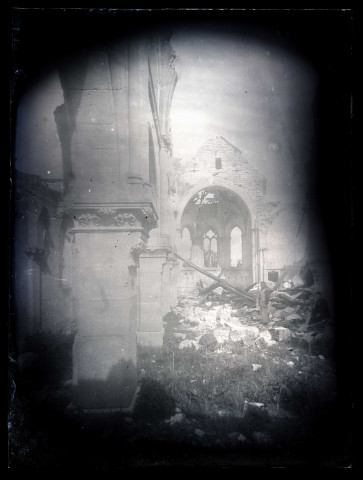 Intérieur d'une église ruinée par les bombardements