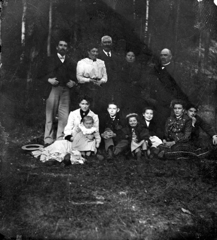 Portrait de famille dans un bois
