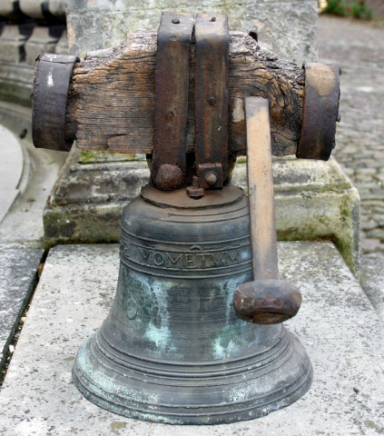 La cloche de l'abbaye de la Sainte-Larme, suspendue à son mouton