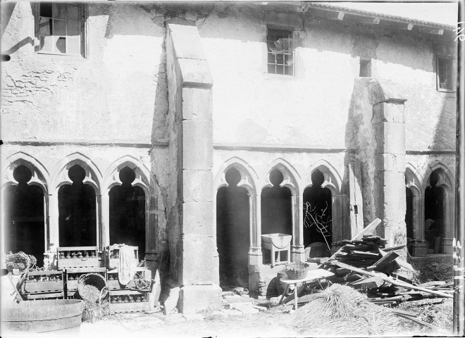 Froville. Eglise, arcades extérieur