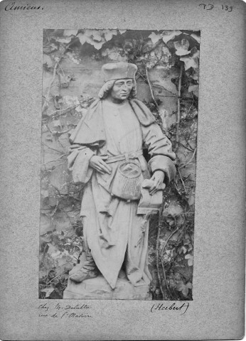 Statue de saint Yves, rue de l'Oratoire, chez M. Delattre. Aujourd'hui, au Musée de Picardie. Statue du XVIe provenant de l'église Saint-Martin-aux-Waides d'Amiens