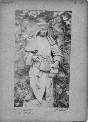 Statue de saint Yves, rue de l'Oratoire, chez M. Delattre. Aujourd'hui, au Musée de Picardie. Statue du XVIe provenant de l'église Saint-Martin-aux-Waides d'Amiens