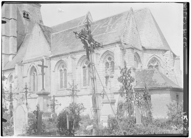 Eglise, vue extérieure : la façade latérale sur le cimetière