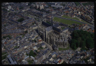 Amiens. Vue aérienne. La cathédrale Notre-Dame et les jardins de l'évêché