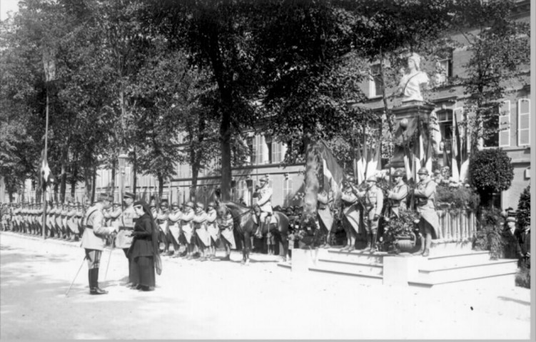 Guerre 1914-1918. Cérémonie de remise de décorations sur le boulevard du mail devant le monument aux morts