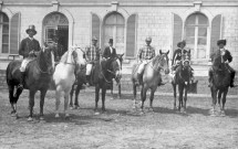 Sept cavaliers costumés pour une parade