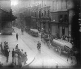 Fin août-début septembre 1914, militaires allemands défilant rue des Trois-Cailloux à Amiens, avec des charrettes transportant des barques
