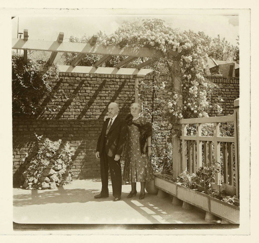 Amiens (Somme). Le photographe et sa femme dans le jardin de leur maison
