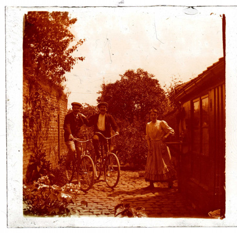 Pierre, Paule et Jules. Jardin à Amiens
