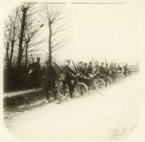 Manoeuvres militaires de Picardie du 2e Corps d'Armée : Compagnie cycliste sur le bord d'une route