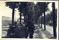 Environs d'Amiens. Convoi militaire sur une route
