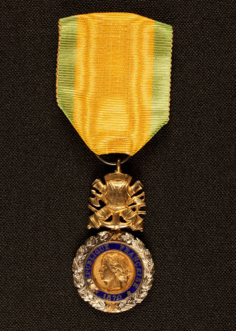 Uniforme d'un officier français avec médaille de la fin du XIXe siècle