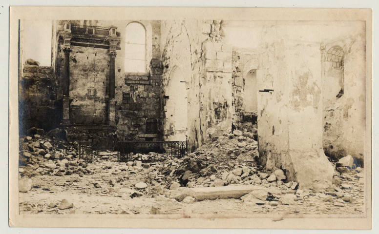 Intérieur de l'église d'Oulchy dévasté par les bombardements