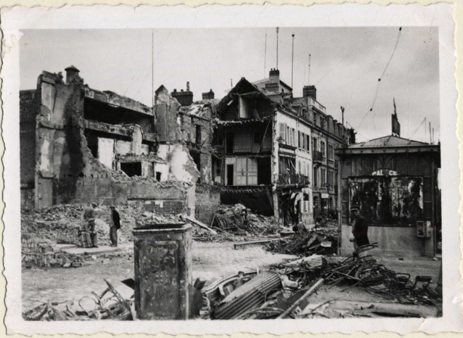 Amiens. Hôtels face à la gare du Nord après les bombardements de 1940