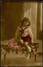 Carte postale représentant un petit garçon assis sur une table un bouquet de fleurs à la main. Correspondance de Sosthènes Delassus à son épouse Louise