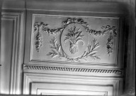 Hôtel particulier de Maître Fatton de Favernay à Amiens : détail d'un trumeau de porte, boiseries sculptées à décor de gerbes de blé