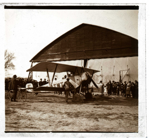 Avion biplan Nieuport 83 "F-ATMT" devant le hangar d'un aérodrome à identifier en avril-juin 1924