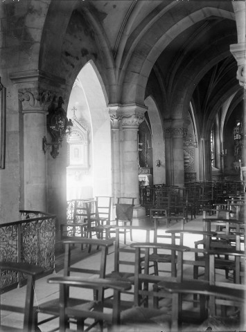 Intérieur de l'église Saint Nicolas (chapitaux)