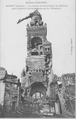 Guerre 1914-1915 - Le clocher de Notre-Dame de Brebières après plusieurs bombardements par les allemands