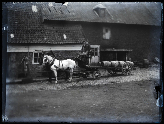 Martinsart (Somme). Tonnelier partant livrer des tonneaux avec sa charette