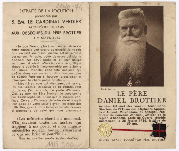Père Daniel Brottier, assistant général des Pères du Saint-Esprit, Directeur de l'Oeuvre des Orphelins-Apprentis d'Auteuil, missionnaire au Sénégal, Fondateur du Souvenir Africain, Officier de la Légion d'Honneur, Croix de Guerre, décédé saintement le 28 février 1938 à l'âge de 59 ans. Etoffe ayant touché au Père Brottier. Extrait de l'allocation prononcée par le Cardinal Verdier archevêque de Paris lors de ses obsèques le 2 mars 1936