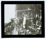 [Tribune de spectateurs lors des régates d'aviron en 1900 à Amiens]