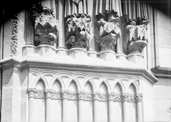 Cathédrale, portail de la Vierge dorée : détail des sculptures ornant les consoles