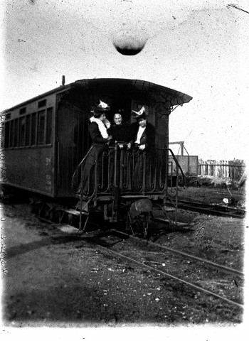 Scène de chemin de fer. Un groupe de voyageurs sur la passerelle d'un train