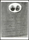 Epitaphe à la mémoire de Raoul et Gaston Verhaeghe, morts au champ d'honneur, gravée sur une plaque mortuaire dans le cimetière de Boves (Somme)