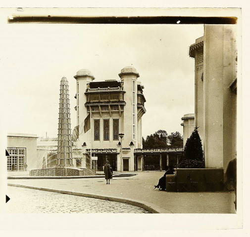 Paris. Exposition internationale des Arts décoratifs, fontaine de René Lalique (collaborateur de Marc Ducluzaud, architecte)