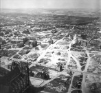 Guerre 1939-1945. Vue aérienne de la ville avant la Reconstruction, le quartier de la cathédrale et le beffroi
