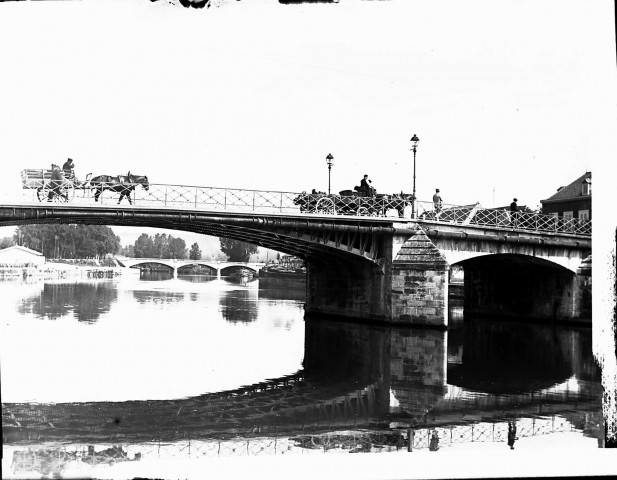 Soissons (Aisne), pont avec passage de deux attelages de chevaux