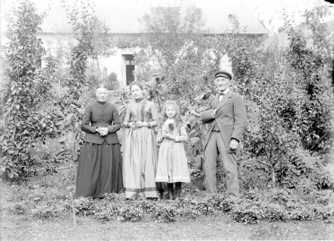 Portrait de famille dans un jardin