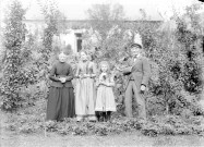 Portrait de famille dans un jardin