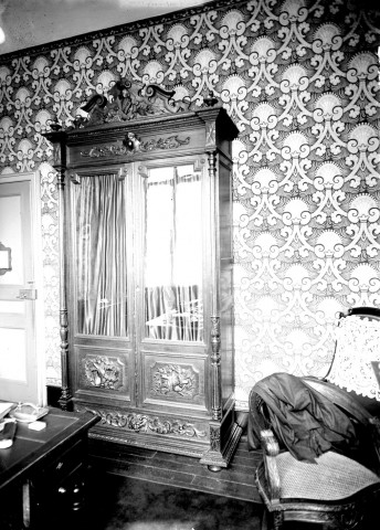 Décor intérieur d'une maison vers 1900 : une armoire