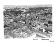 Amiens. Vue aérienne de la ville : le centre ville, la cathédrale, le parc Saint-Pierre