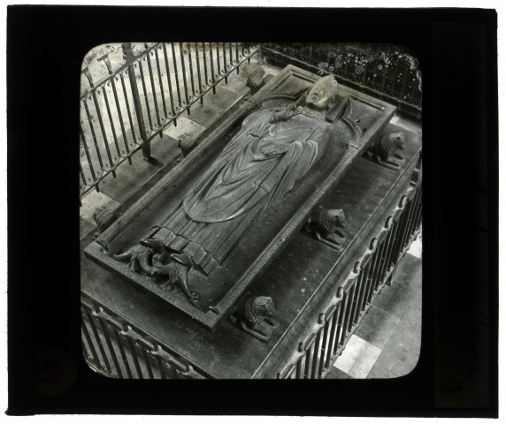 Amiens. La cathédrale. Le tombeau de l'évêque d'Amiens, Geoffroy d'Eu (gisant en bronze)