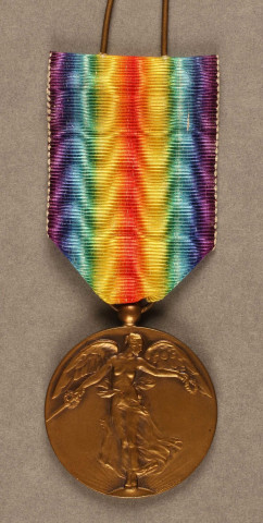 Le Colonel a. E. m. Foerster commandant la C.I.T.I. à l'honneur de faire savoir au soldat de 2e classe C.S.16. Staes Léon que la Médaille de la Victoire lui est accordée