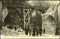 Carte postale intitulée "Campagne de 1914. Pont de chemin de fer entre Amiens et Rouen, détruit par les Allemands"
