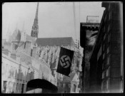 Amiens. La Feldkommandantur arborant le drapeau allemand, rue Robert de Luzarches