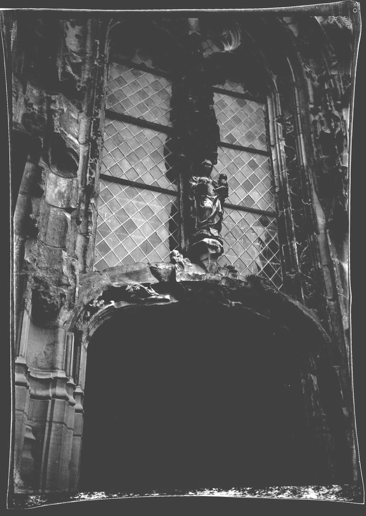 Détails de l'ornementation au dessus d'un portail sud de l'église de Caix
