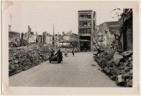 Amiens. La place Gambetta et Pharmacie de Paris après les bombardements de 1940