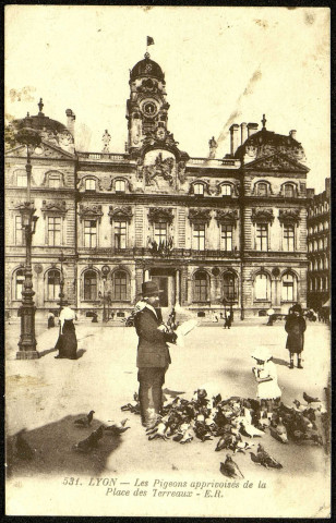 Carte postale intitulée "Lyon. Les pigeons apprivoisésde la Place des Terreaux". Correspondance de Paul Cuzin à son ami de régiment Raymond Paillart