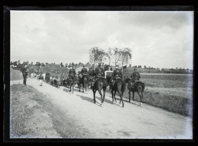 Retour des manoeuvres - 72e petite route de Saint-Fuscien - septembre 1906
