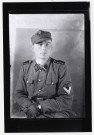 Portrait d'un militaire de rang de la 9e Panzerdivision SS Hohenstaufen, une des trente-huit divisions de Waffen-SS. SS Rottenführer (chef de section)