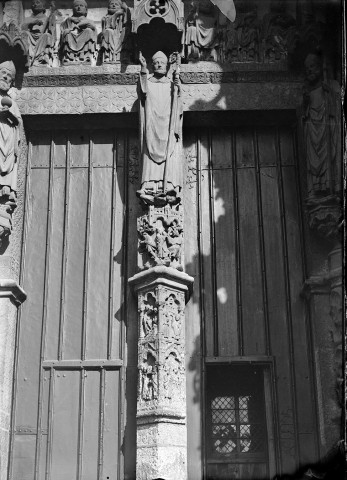 Cathédrale, le portail Saint Firmin : statue St Firmin et Trumeau