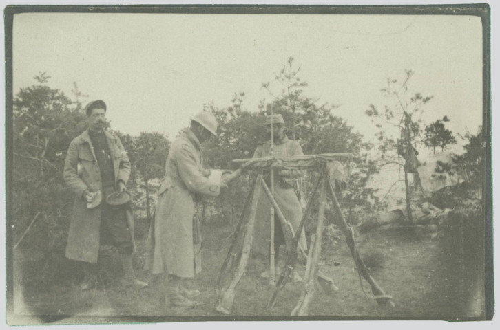 COLONEL ET DRAPEAU DU 329° REGIMENT D'INFANTERIE. BOIS DES CAISSONS. 3 AOUT 1915