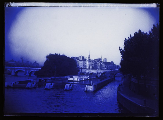 Paris - vue d'ensemble sur la Seine, Sainte-Chapelle et Notre-Dame dans le fond - juillet 96