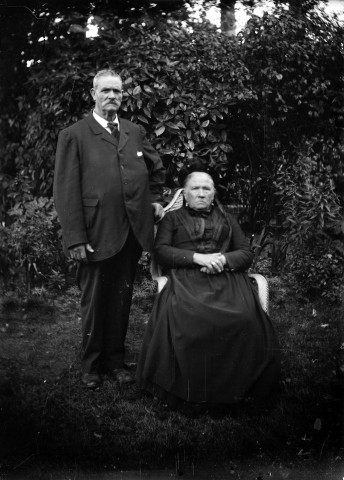 Portrait d'un couple dans un jardin
