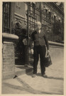 Portrait de Fernand Carré devant sa maison